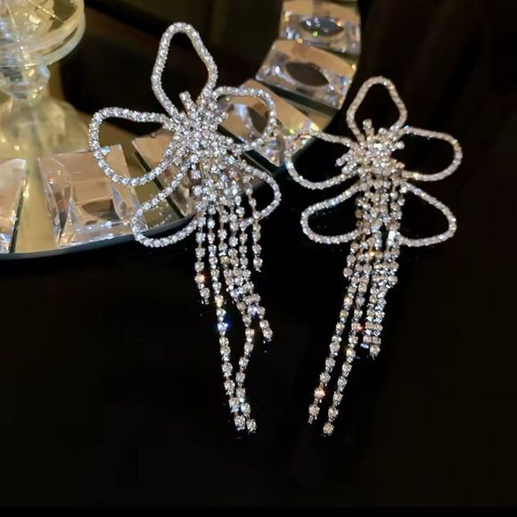 “Crystal Flower Tassel Earrings – Glamorous Statement Jewelry” - Picture 3 of 8